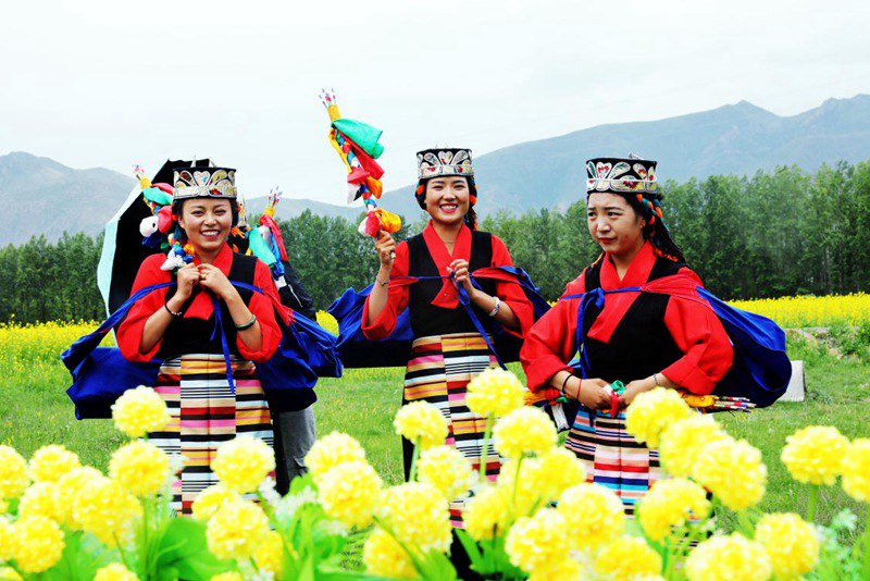 笑靨如花的群眾。洛?？酥閿z