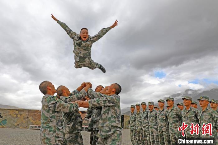 新兵進行“空中燕子飛”?！⊥貔i程 攝