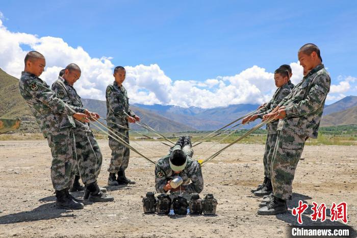 圖為荊棘排雷訓練?！⊥踔緜?攝