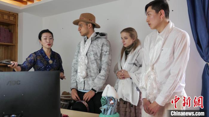 圖為圖為主播白瑪旺姆為留學(xué)生介紹直播流程。　謝牧 攝