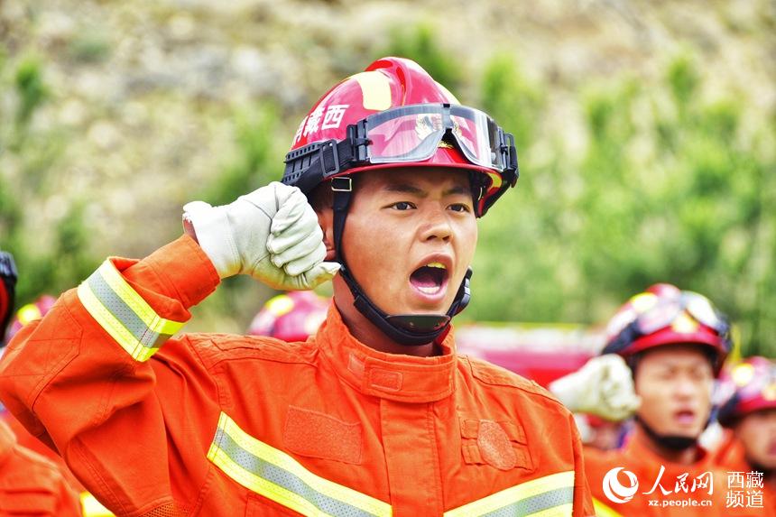 消防指戰(zhàn)員重溫入隊(duì)誓詞。人民網(wǎng) 李海霞 攝