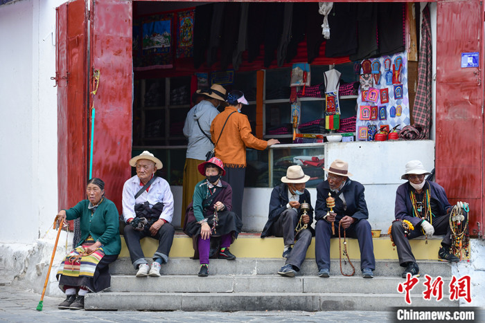 7月24日，轉(zhuǎn)經(jīng)老人在拉薩八廓街上休息。 <a target='_blank' ><p  align=