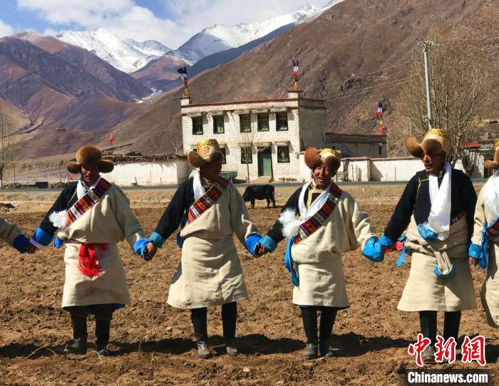 2021年3月，拉薩市德慶村村民在春耕儀式上表演傳統(tǒng)歌舞?！∪轿木?攝