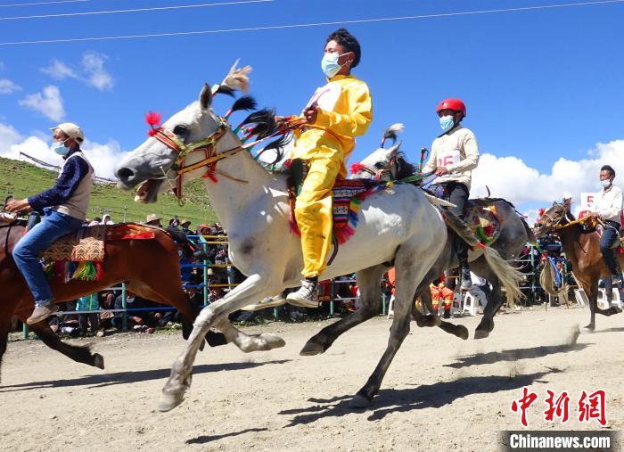 圖為打隆物交會期間舉辦的賽馬活動?！∪轿木?攝