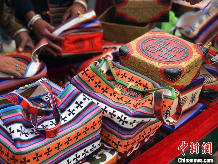 圖為打隆物交會上售賣的民族手工藝品?！∪轿木?攝