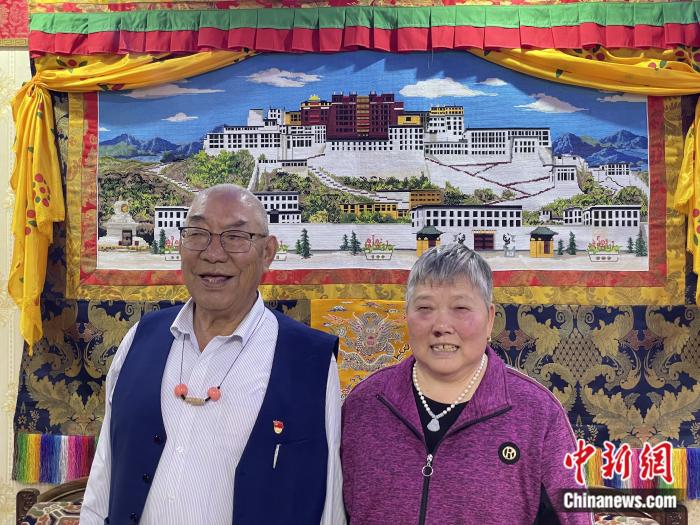甲央曲培和杜應(yīng)芳在家中。彭寧鈴 攝