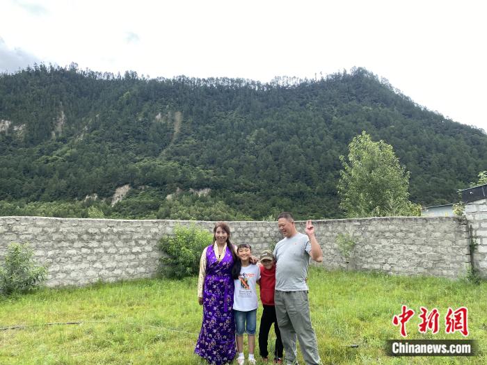 周勁名一家。彭寧鈴 攝