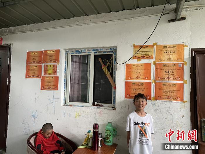 周勁名的大女兒和她獲得的獎狀。彭寧鈴 攝