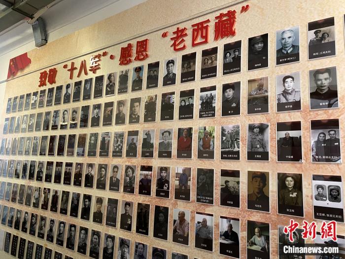 紅樓內(nèi)的展示墻。彭寧鈴 攝