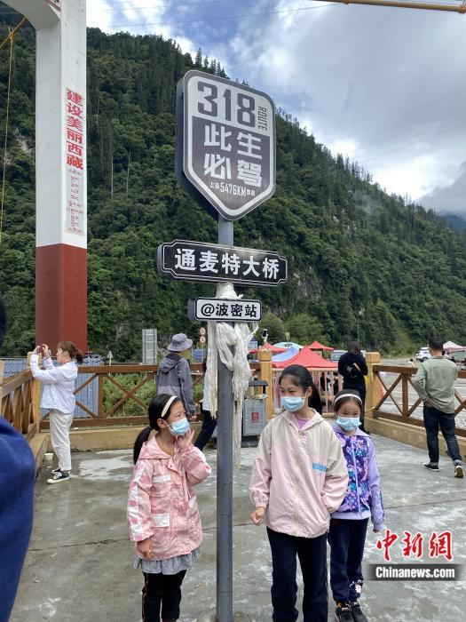 游人在通麥特大橋拍照打卡。彭寧鈴 攝