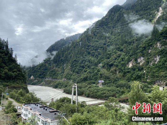 險(xiǎn)山急流中的兩座橋。彭寧鈴 攝