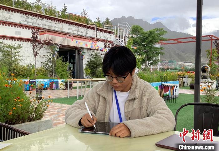 “Z世代”旦真旺加認(rèn)為，拉薩是一座開放與包容的城市，記憶中的拉薩是彩色的。2021年，旦真旺加從浙江大學(xué)漢語言文學(xué)專業(yè)畢業(yè)后，他選擇回到拉薩，成為一名漢語文實(shí)習(xí)助教。圖為8月4日，旦真旺加在課間陪學(xué)生玩耍。 <a target='_blank' ><p  align=