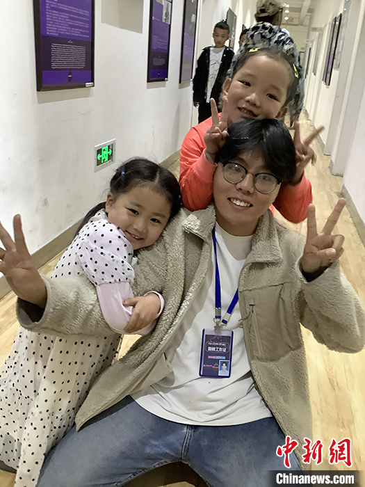 “Z世代”旦真旺加認(rèn)為，拉薩是一座開放與包容的城市，記憶中的拉薩是彩色的。2021年，旦真旺加從浙江大學(xué)漢語言文學(xué)專業(yè)畢業(yè)后，他選擇回到拉薩，成為一名漢語文實(shí)習(xí)助教。圖為8月4日，旦真旺加在課間陪學(xué)生玩耍。 <a target='_blank' ><p  align=