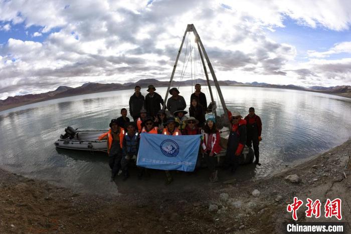 科考隊員在結(jié)則茶卡湖岸邊合影。　<a target='_blank' ></p><p  align=
