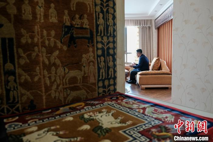 8月4日，次旦在拉薩的公司里懸掛展示的精美藏毯。 <a target='_blank' ><p  align=