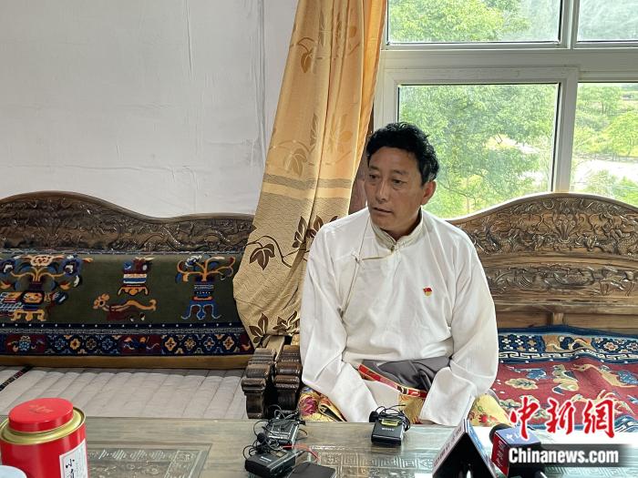 巴卡村黨支部書記、村委會(huì)主任尼瑪次仁。周璟 攝