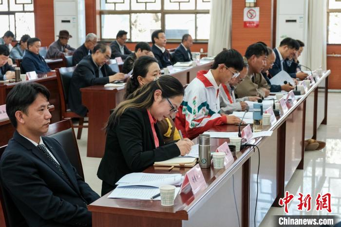 圖為8月10日座談會現(xiàn)場，左一為歸國定居藏胞晉美次旦?！〗w波 攝