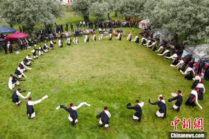 資料圖為西藏昌都丁青縣民眾跳歡快的鍋莊舞。　江飛波 攝