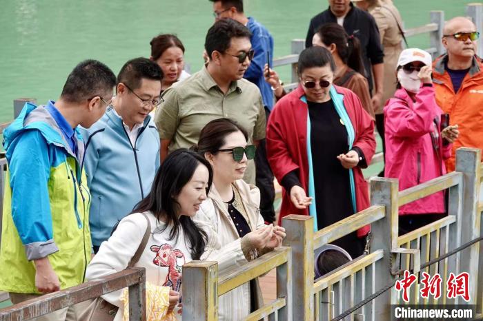 全國新的社會階層人士服務團考察林芝巴河鎮(zhèn)生態(tài)保護項目?！∧岈數┰龉﹫D