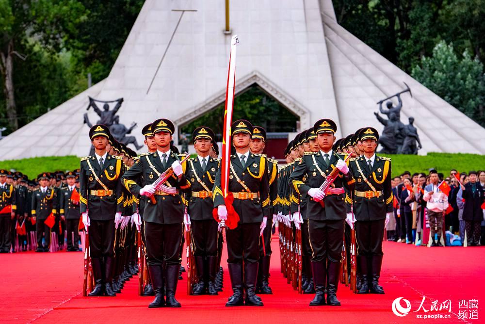 8月19日10時(shí)，慶祝西藏和平解放70周年大會在拉薩市布達(dá)拉宮廣場隆重舉行。這是大會舉行升旗儀式。徐馭堯 攝