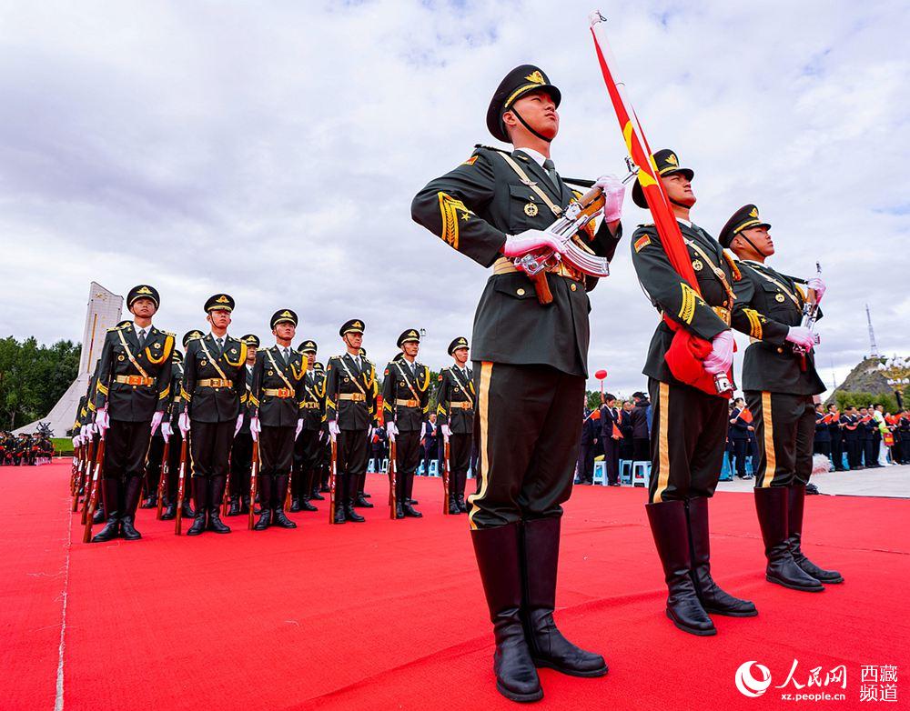 8月19日10時(shí)，慶祝西藏和平解放70周年大會在拉薩市布達(dá)拉宮廣場隆重舉行。這是大會舉行升旗儀式。徐馭堯 攝