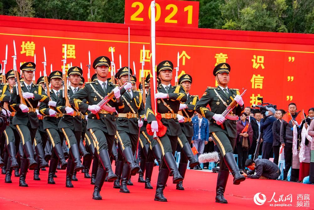 8月19日10時(shí)，慶祝西藏和平解放70周年大會在拉薩市布達(dá)拉宮廣場隆重舉行。這是大會舉行升旗儀式。徐馭堯 攝