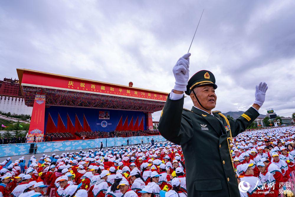 8月19日10時(shí)，慶祝西藏和平解放70周年大會在拉薩市布達(dá)拉宮廣場隆重舉行。徐馭堯 攝