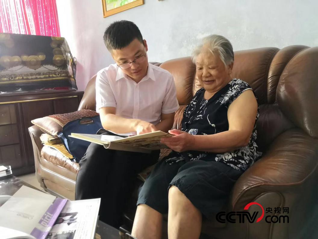 (張慶沖與老戰(zhàn)士閆家琪 受訪者供圖)