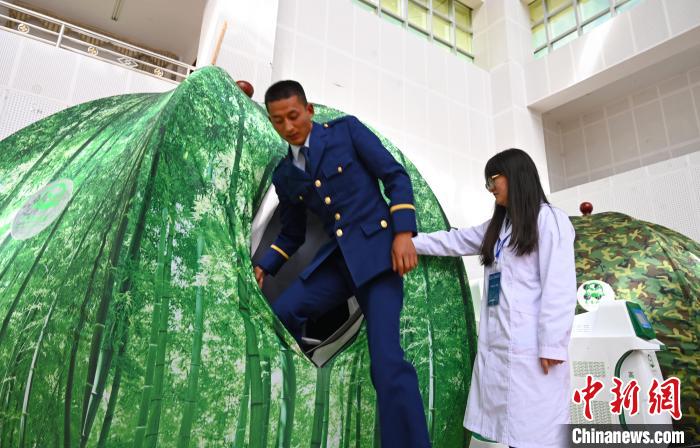 圖為參與完測試，消防員走出高壓氧倉?！≮w朗 攝