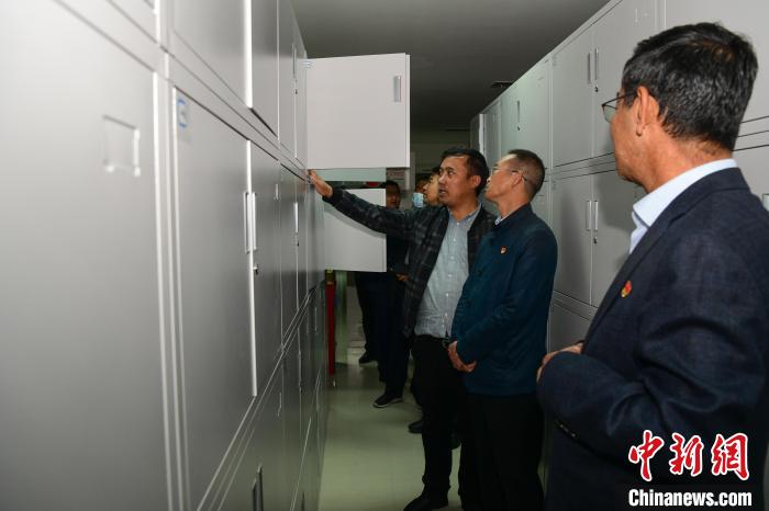 圖為參加西藏三大重點文物保護維修工程檔案移交進館儀式人員參觀拉薩市檔案館。　貢嘎來松 攝