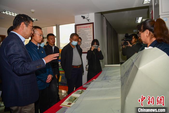 圖為參加西藏三大重點文物保護維修工程檔案移交進館儀式人員參觀布達拉宮手繪圖紙?！∝暩聛硭?攝