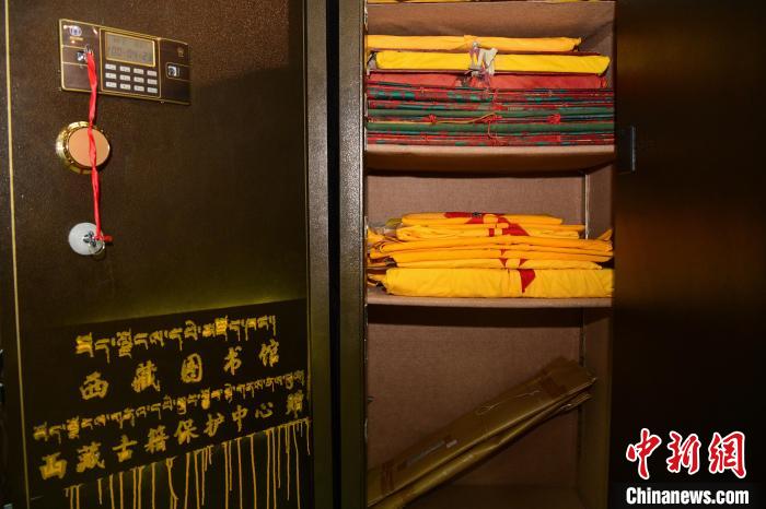 圖為拉薩市檔案館里收藏的藏文古籍?！∝暩聛硭?攝