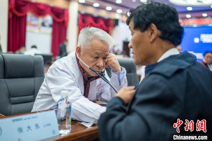 圖為專家團(tuán)隊(duì)在日喀則市開(kāi)展義診活動(dòng)?！〉┰雠?攝