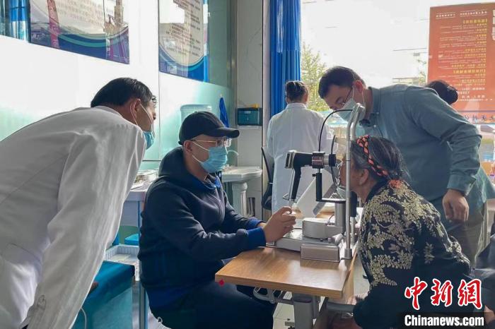 圖為9月10日，專家在日喀則藏康醫(yī)院開(kāi)展義診活動(dòng)。　梁雅琪 攝