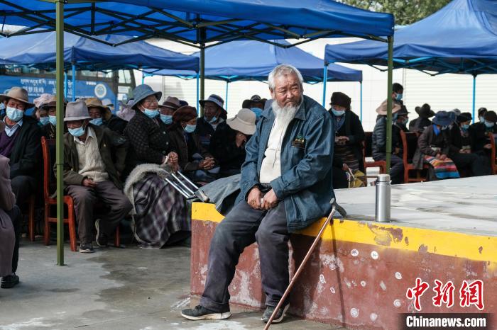 圖為日喀則桑珠孜區(qū)東嘎鄉(xiāng)農(nóng)牧民在義診室外等待?！〗w波 攝