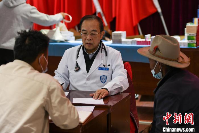 北京大學(xué)人民醫(yī)院心臟中心副主任、博士生導(dǎo)師王偉民為農(nóng)牧民問診?！〗w波 攝