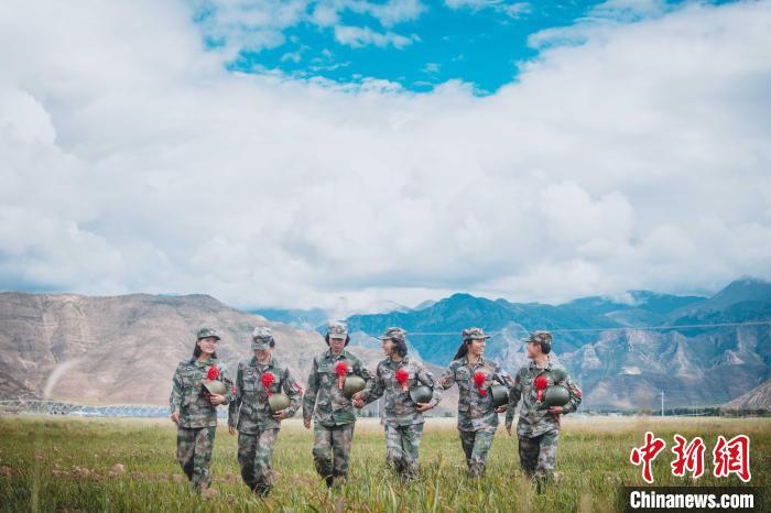 圖為身戴“首跳光榮”大紅花的女兵?！⊥跏鰱| 攝