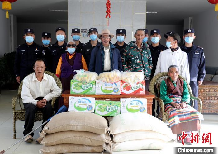 西藏普蘭邊檢民警:讓孤寡老人迎來有“兒女”陪伴的溫馨重陽節(jié)