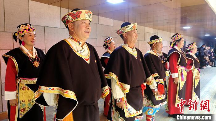 圖為西藏老年舞蹈隊在后臺準(zhǔn)備上場?！∝暽＠?攝