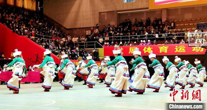圖為西藏老年舞蹈隊齊跳傳統(tǒng)鍋莊舞?！∝暽＠?攝