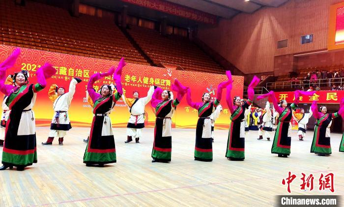 圖為西藏老年舞蹈隊齊跳傳統(tǒng)鍋莊舞。　貢桑拉姆 攝