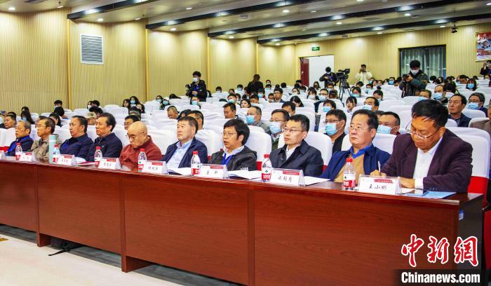 圖為與會專家學者聽會?！钪覍?攝