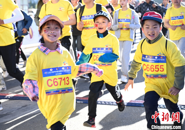 圖為當(dāng)?shù)貎和瘏⒓用阅惆氤恬R拉松。 <a target='_blank' ><p align=