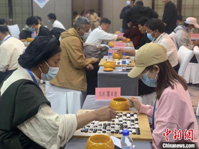 圖為參賽選手正在進行藏棋對弈?！≈x牧 攝