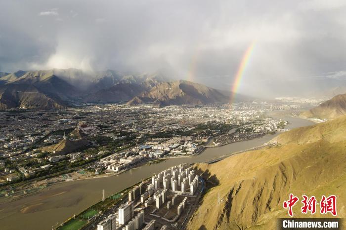 圖為海拔3600多米的高原城市拉薩迎來雨后彩虹。(資料圖) 江飛波 攝