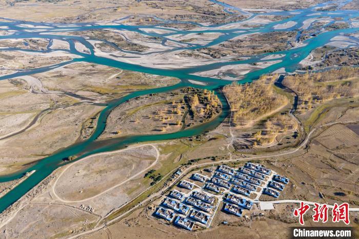 圖為10月16日，航拍高原河流拉薩河辮狀水系和河畔村莊，一派和諧景象?！〗w波 攝