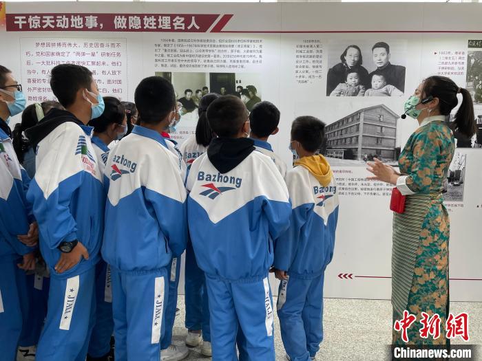 圖為學(xué)生正在聽講解員講解?！≈x牧 攝