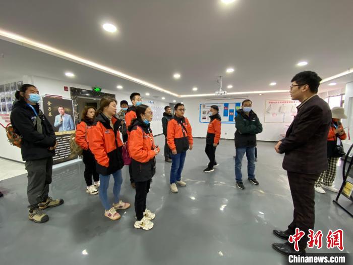 圖為2021瀾湄萬里行中外媒體在昌都新區(qū)采訪?！±罱瓕?攝