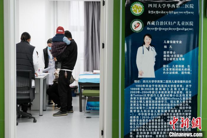 圖為四川大學(xué)華西第二醫(yī)院專家接診?！〗w波 攝