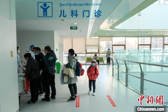 圖為兒科義診接診現(xiàn)場?！〗w波 攝
